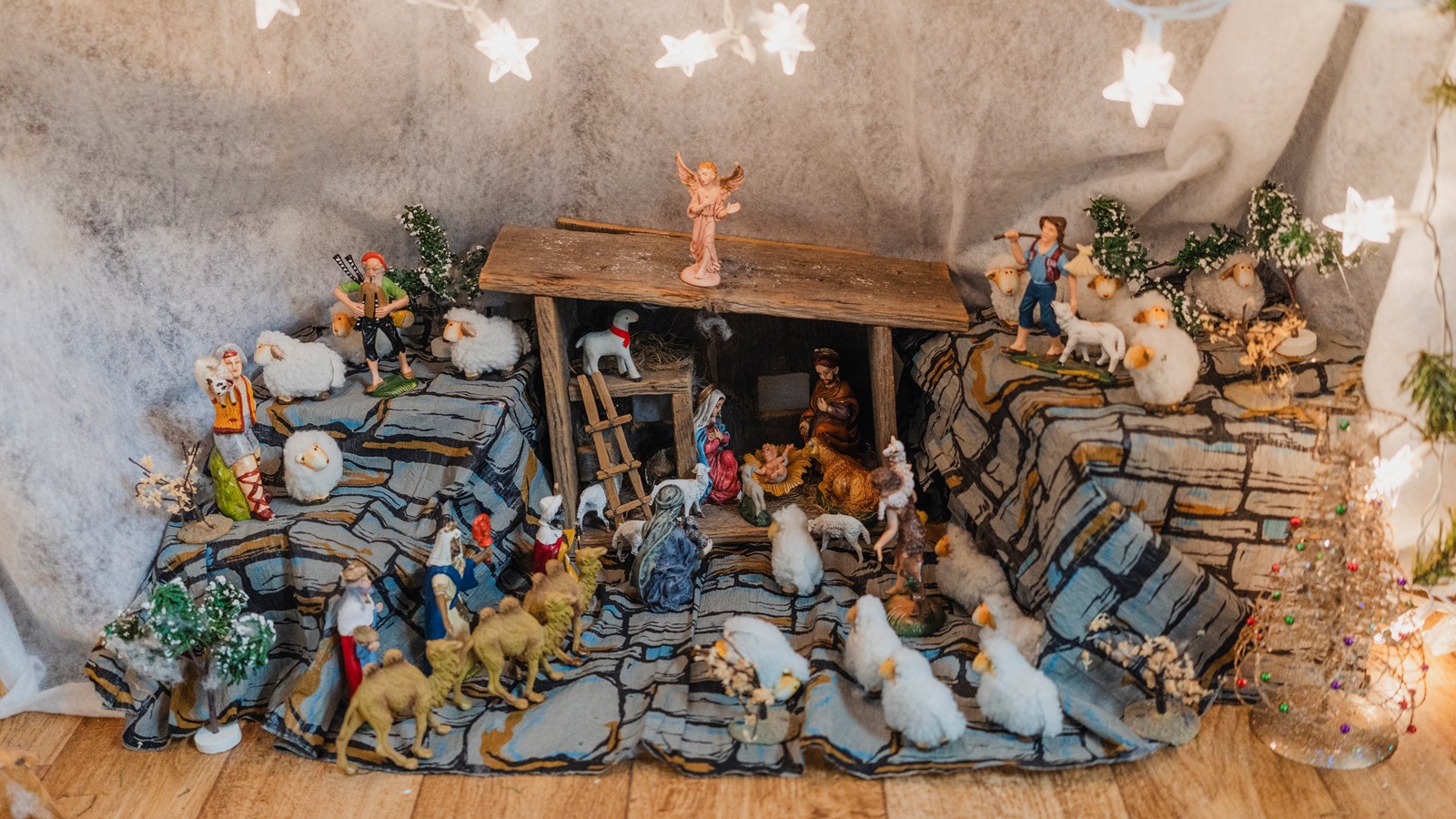 Louise Rainville retombe en enfance chaque année en installant son village de Noël