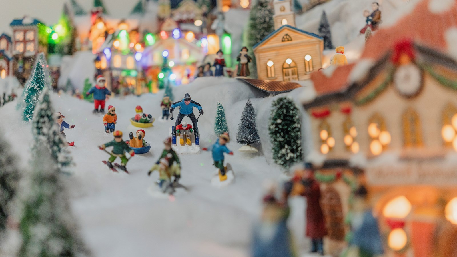 Louise Rainville retombe en enfance chaque année en installant son village de Noël