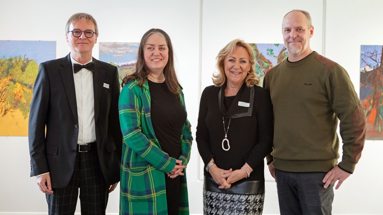 De gauche à droite, Jean Philippe Bolduc, directeur général du Marius B. Musée, Isabelle Matte, idéatrice de l'exposition, Marie Cliche, présidente du conseil d'administration et Fabien Cloutier, narrateur pour la trame sonore de l'exposition consacrée à la vie de Marius Barbeau.
