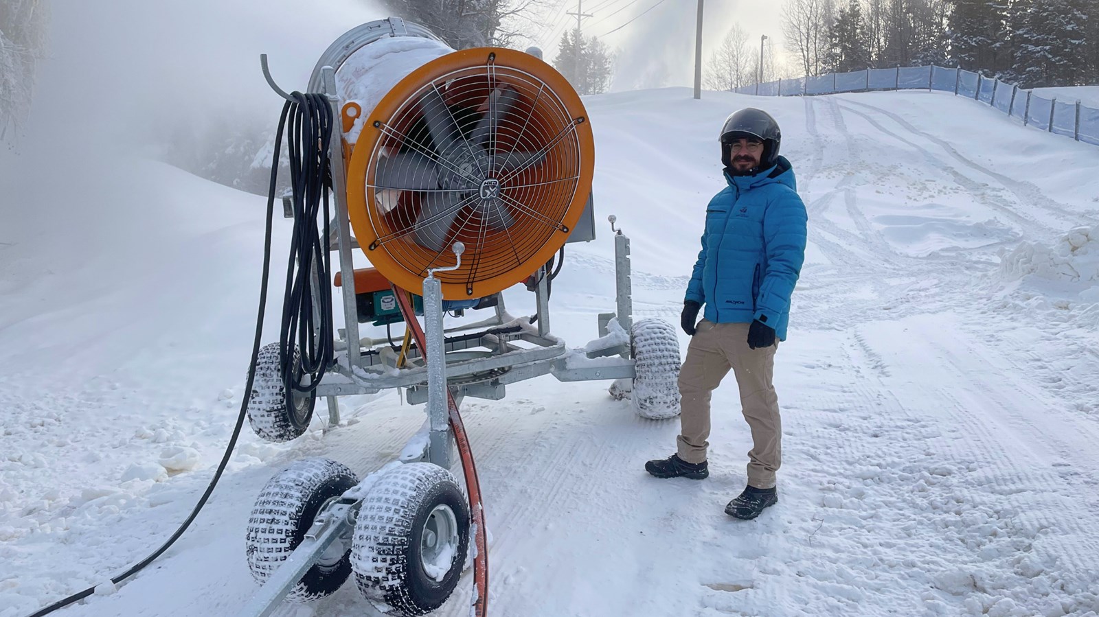 Samuel Duval devant un des nouveaux canons à neige