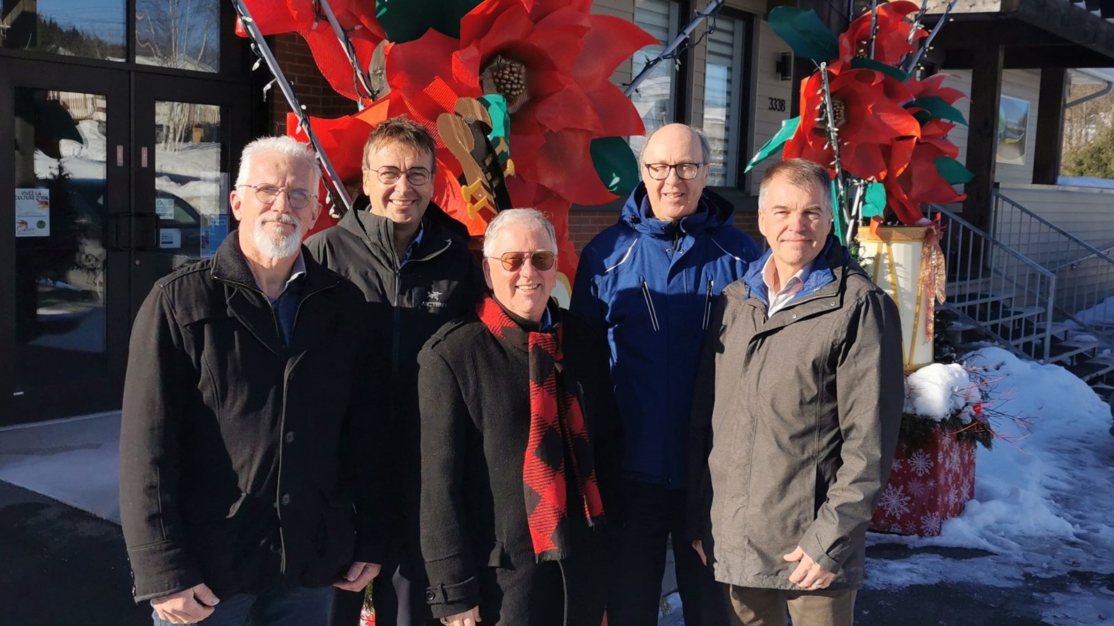 Au centre, le président de la Corporation de conservation du patrimoine de Saint-Simon-les-Mines et créateur de la Féérie de Noël de Cumberland, Yvan Poulin, avec ses collègues du conseil d'administration, Francis Paquet, Mario Rodrigue, Ian Colgan et Julien Rodrigue.