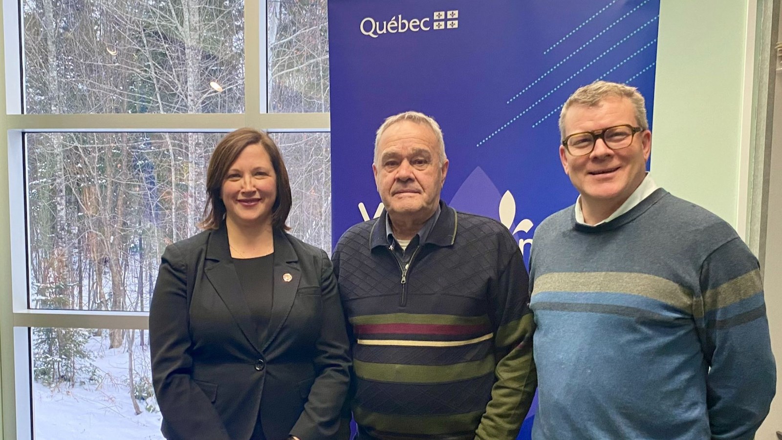 Isabelle Lecours, députée de Lotbinière-Frontenac, Claude Gosselin, président des Sables Olimag et Benoît Piuze, directeur du développement des affaires des Sables Olimag.

 