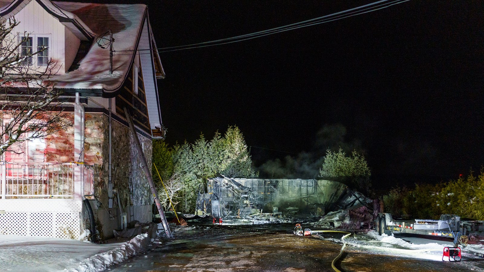 Un garage résidentiel ravagé par les flammes à Notre-Dame-des-Pins