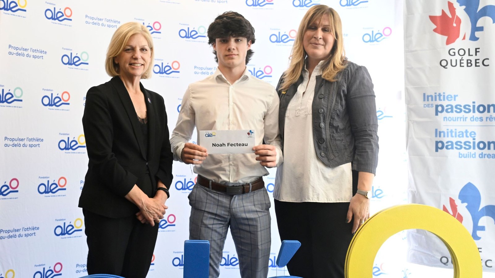 Noah Fecteau a reçu sa bourse des mains de Louise Patry, présidente de Golf Québec, et Patricia Demers, directrice générale de Golf Québec.