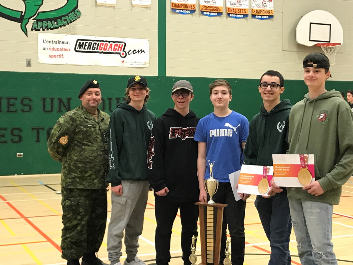 L’équipe du Corps de cadets 2898 Sainte-Marie : Capt Guillaume Paré (Entraineur), Akeem Lafrenière (Sainte-Marie), Hugo Pelletier (Scott),
Nick Gosselin (Sainte-Marie), Étienne Felteau (Scott) et Anthony Bernard (Saint-Joseph)