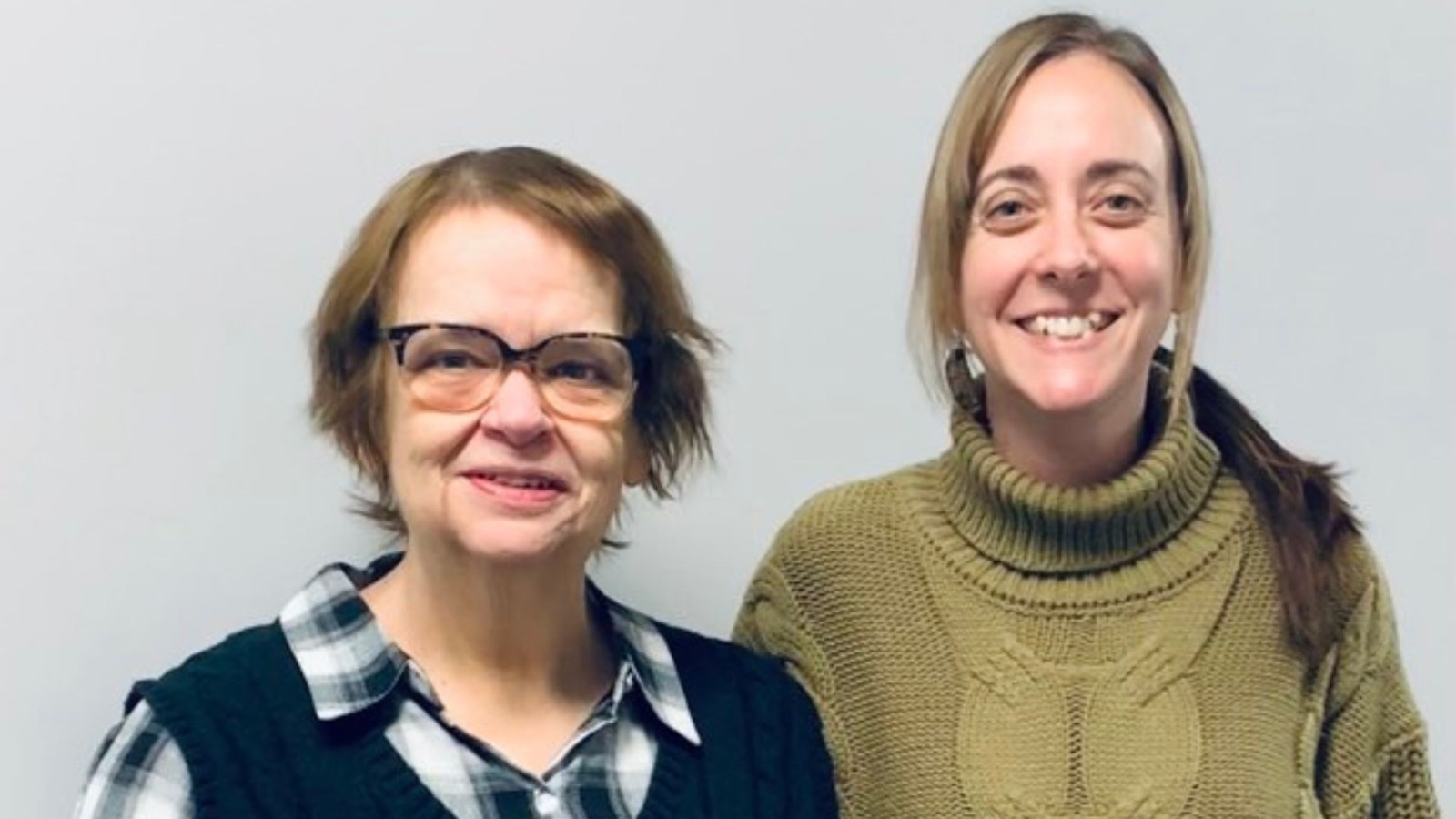 Céline Leclerc, formatrice en français et calcul chez Alphare et Sandy Létourneau, agente d’intégration  et de sensibilisation en immigration au CJE Beauce-Sud, toutes deux responsables des groupes «  Placotons… en québécois! ». Absente de la photo : Danielle Breton,
agente socioculturelle et responsable des groupes à la Municipalité de Saint-Éphrem.