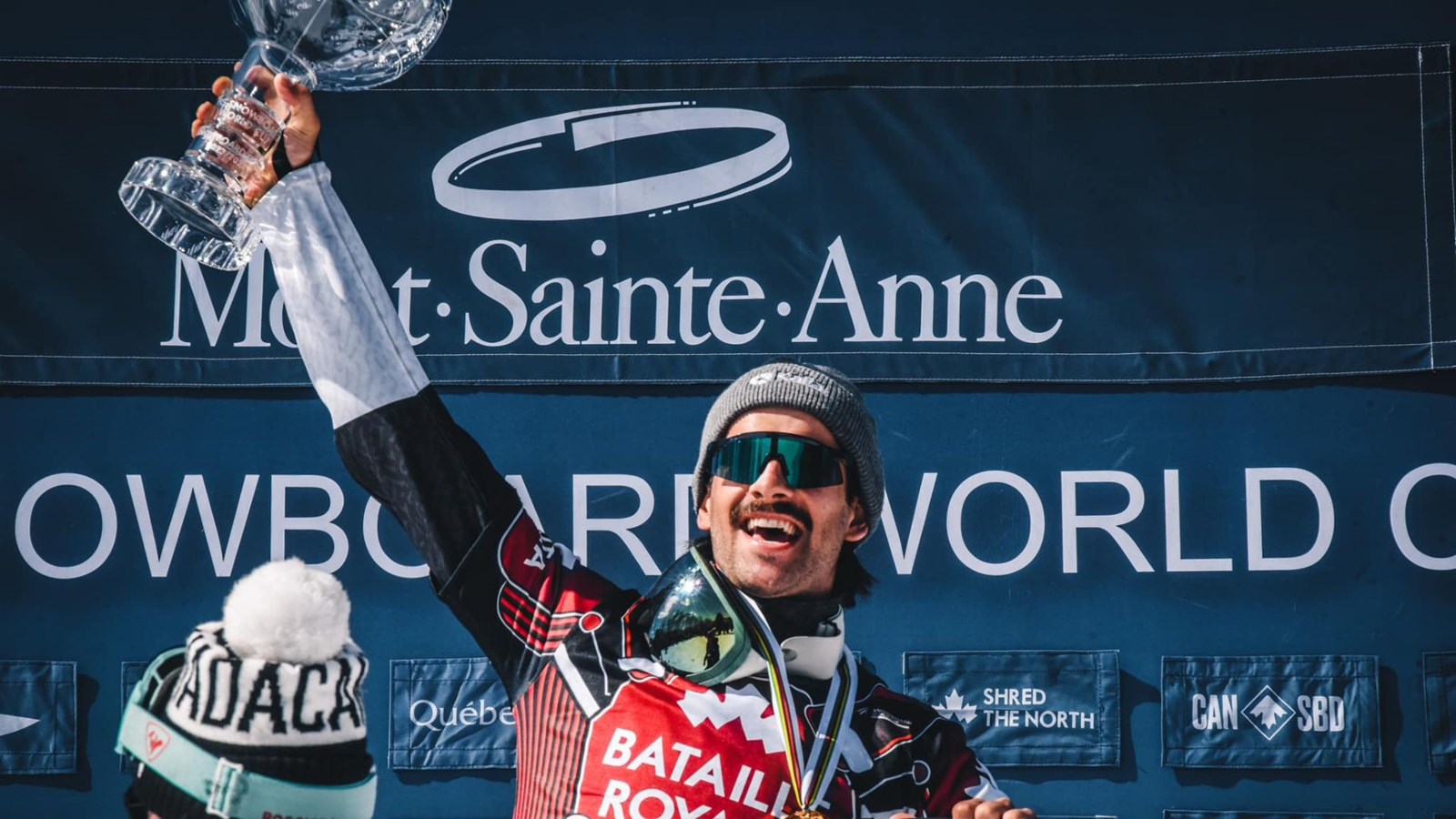 Éliot Grondin a remporté le globe de cristal qui le couronne champion du monde en snowboard cross.