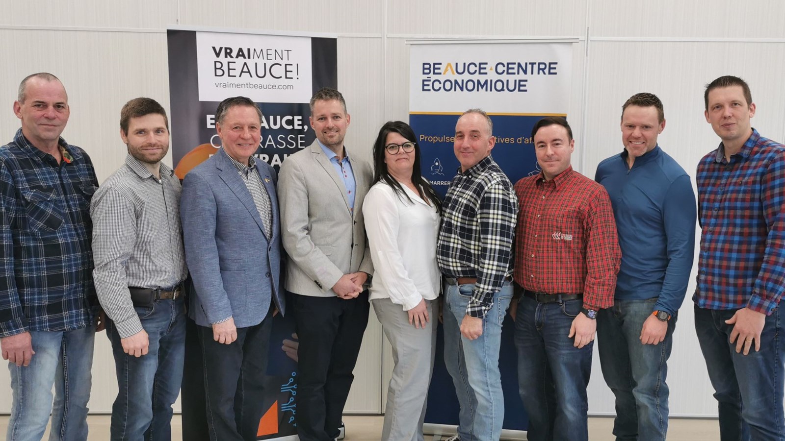 Au centre, l'exécutif du BCÉ, Pierre-André Bégin (président), Dominique Paré (vice-présidente) et Patrice Mathieu (secrétaire), en compagnie des autres membres du conseil d'administration.