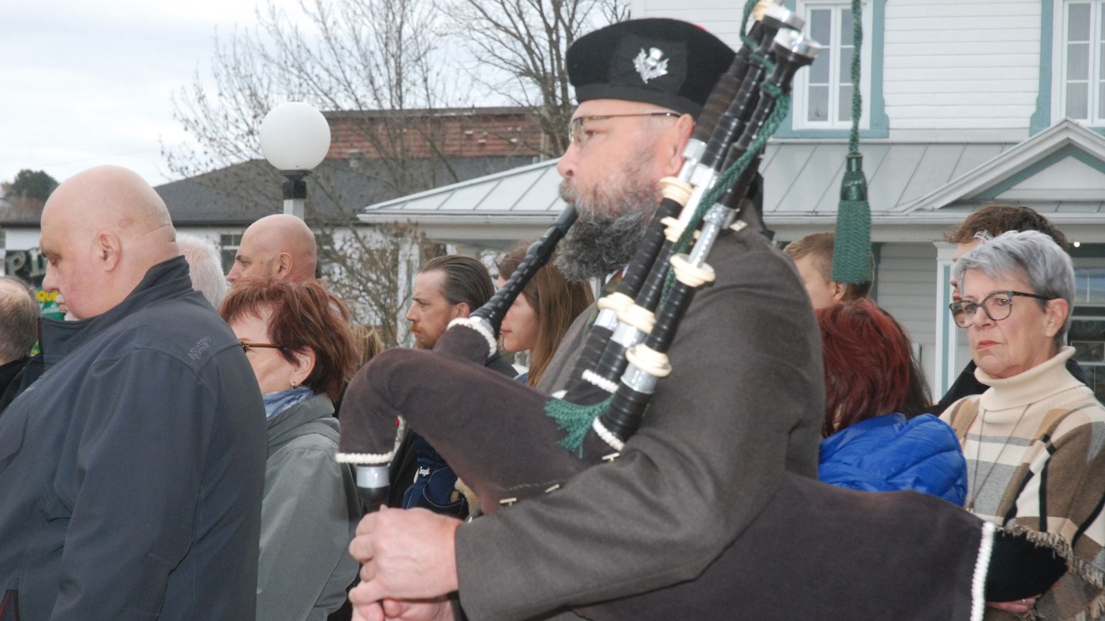 Le cortège a défilé au son de la cornemuse.