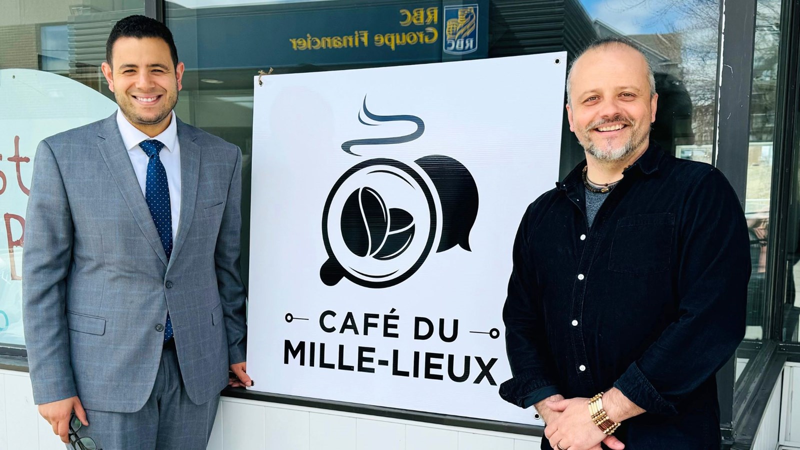 Le député de Beauce-Sud, Samuel Poulin, et le directeur général du CJE de Beauce-Sud, Martin Beaulieu, devant le nouvel espace du Café du Mille-Lieux sur la 1re avenue à Saint-Georges, et qui sera en fonction dans les prochains mois.