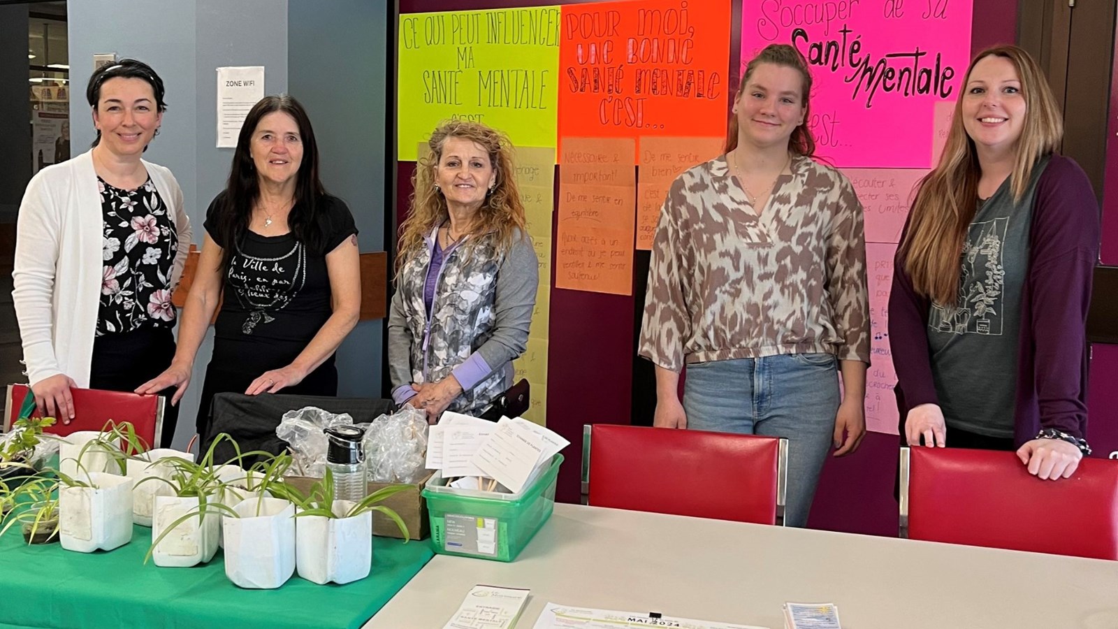 Dans le cadre de la Semaine de la santé mentale, les intervenantes du Murmure, Kim Morin et Angelynka Turmel-Lacombe (à droite sur la photo), ont tenu un kiosque d'information à Place Beauceville, en collaboration avec la Société d’horticulture et d’écologie de Beauceville, représentée ici par Chantale Quirion, Francine Roy et Thérese Bolduc.
