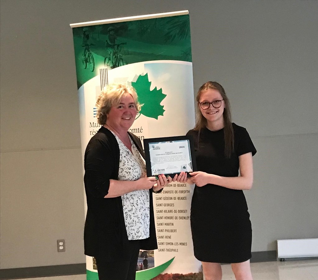 Josée Busque, conseillère de St-Éphrem qui a remis le Prix à Élyana Roy de Saint-Ephrem.