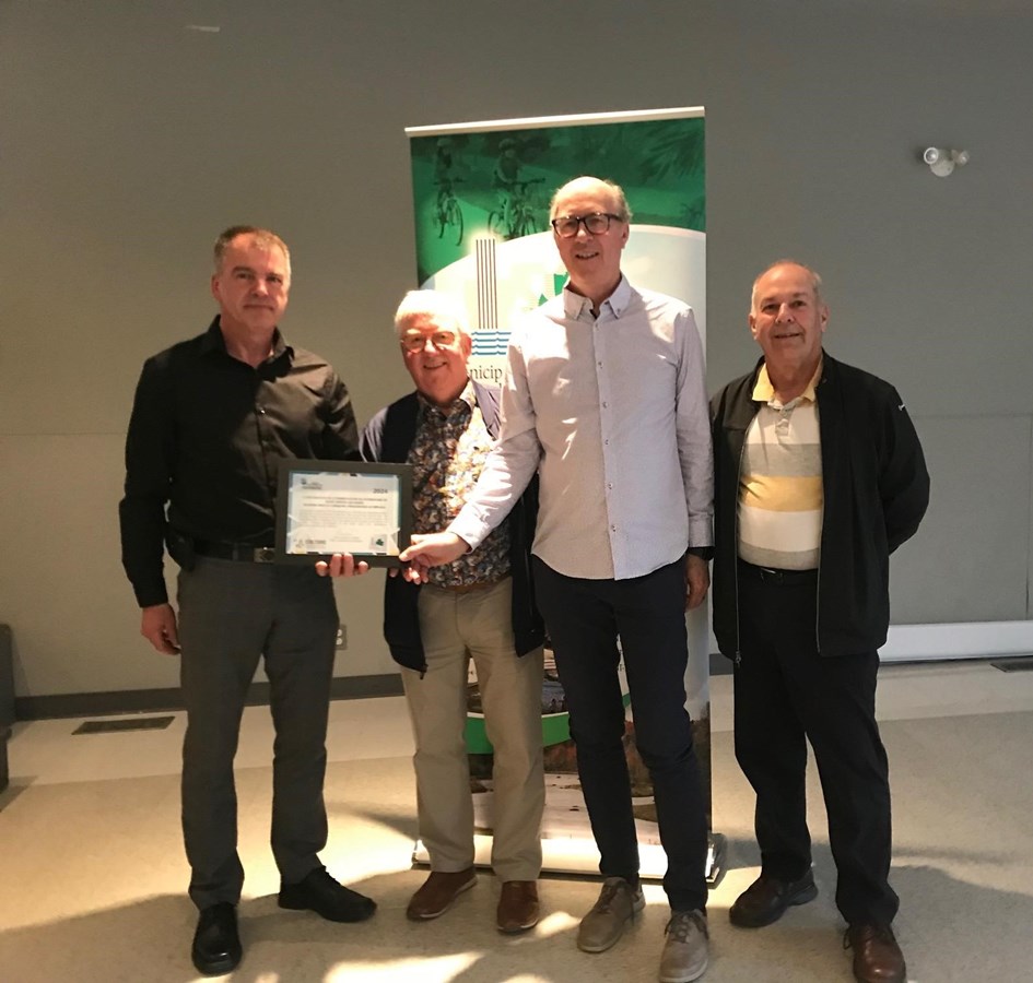 Julien Rodrigue, Yvan Poulin et Ivan Colgan de la Corporation de
conservation du patrimoine de Saint-Simon-les-Mines et François Bégin conseiller de Saint-Simon-lesMines qui a remis le Prix