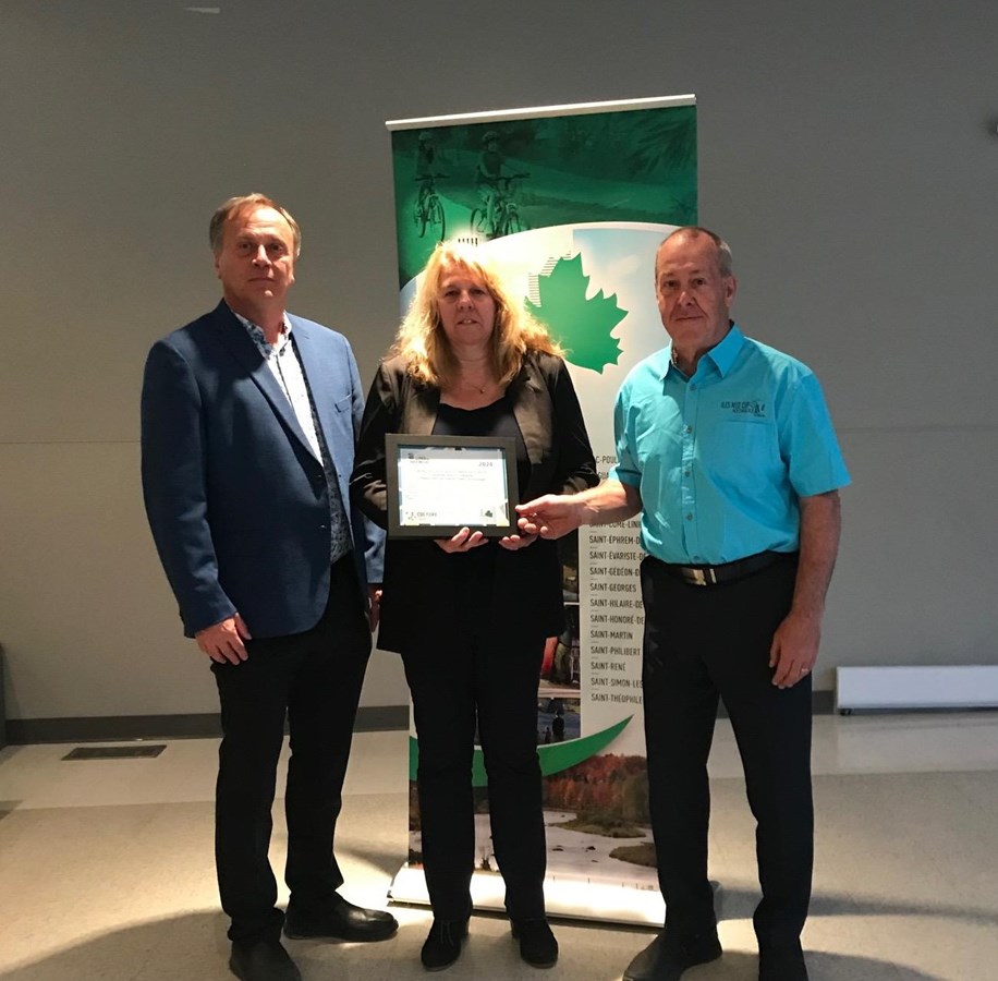Dany Quirion, préfet de la MRC qui a remis le Prix, Nathalie Poulin, directrice générale et Maurice Lachance conseiller de Courcelles-St-Évariste.