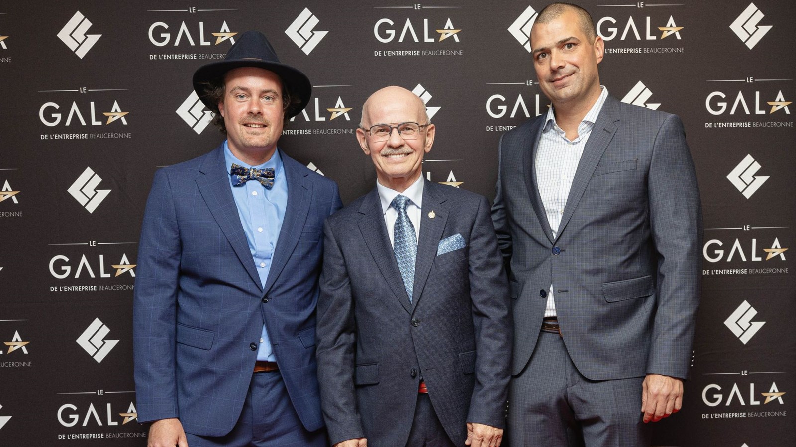 Au centre, le député fédéral de Beauce, Richard Lejoux, en compagnie du président de la Chambre de commerce de Saint Georges, Samuel Pépin, et du président d’honneur du Gala, de Jean-Pierre Thabet.
