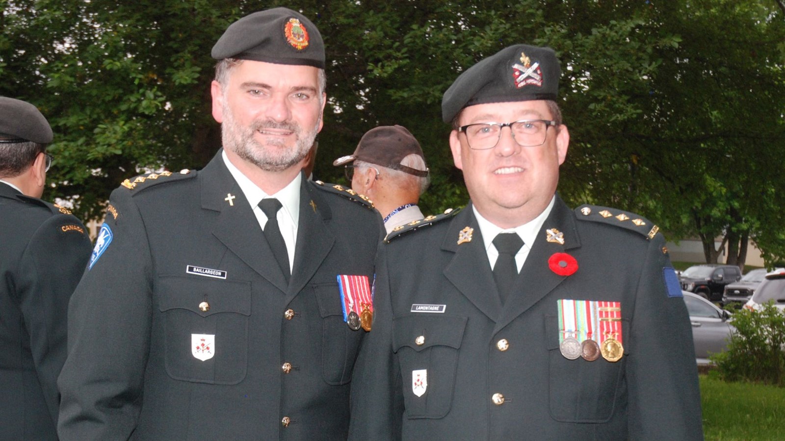 Le Padre Luc Baillargeon et le Capitaine Stéphane Lamontagne du Régiment de la Chaudière.