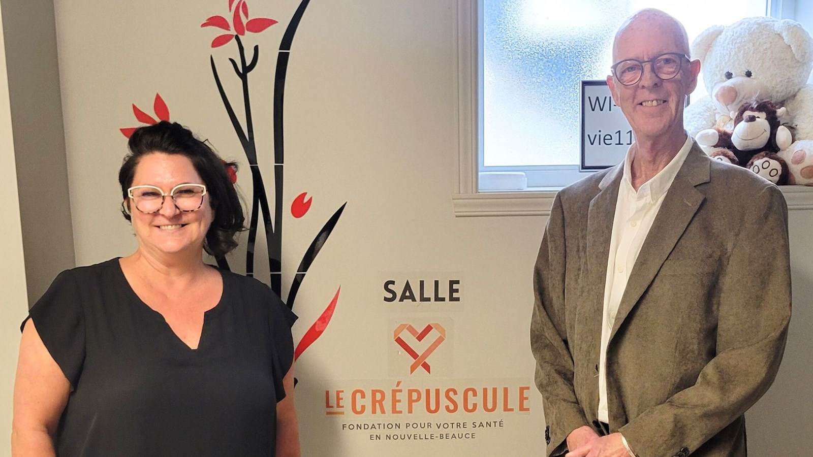 La directrice générale de la Maison de la Famille Nouvelle-Beauce, Luce Lacroix, en compagnie du président de la Fondation Le Crépuscule, Gaston Lévesque.