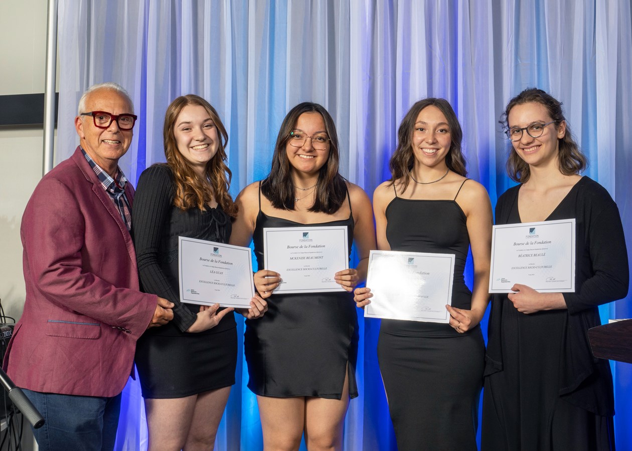Bourse Excellence socioculturelle - Léa Guay, Mckenzie Beaumont, Jade Gagnon et Béatrice Beaulé