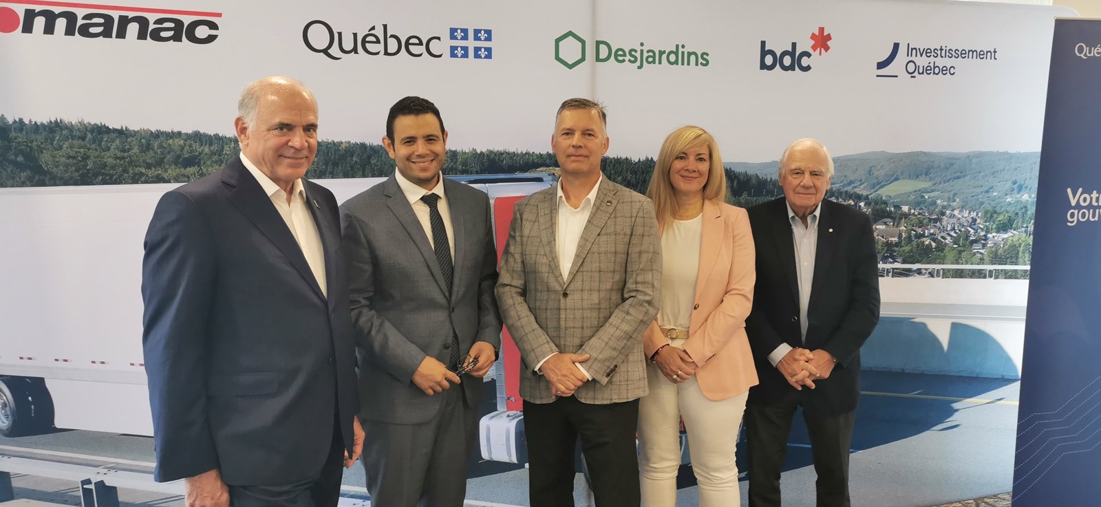 Le ministre de l'Économie, de l'Innovation et de l'Énergie, Pierre Fitzgibbon, le député de Beauce-Sud, Samuel Poulin, le président et chef de la direction de Manac, Charles Dutil, la directrice principale des Programmes et financement spécialisé chez Investissement Québec, Sonya Cliche, et le fondateur et principal actionnaire de Manac, Marcel Dutil.