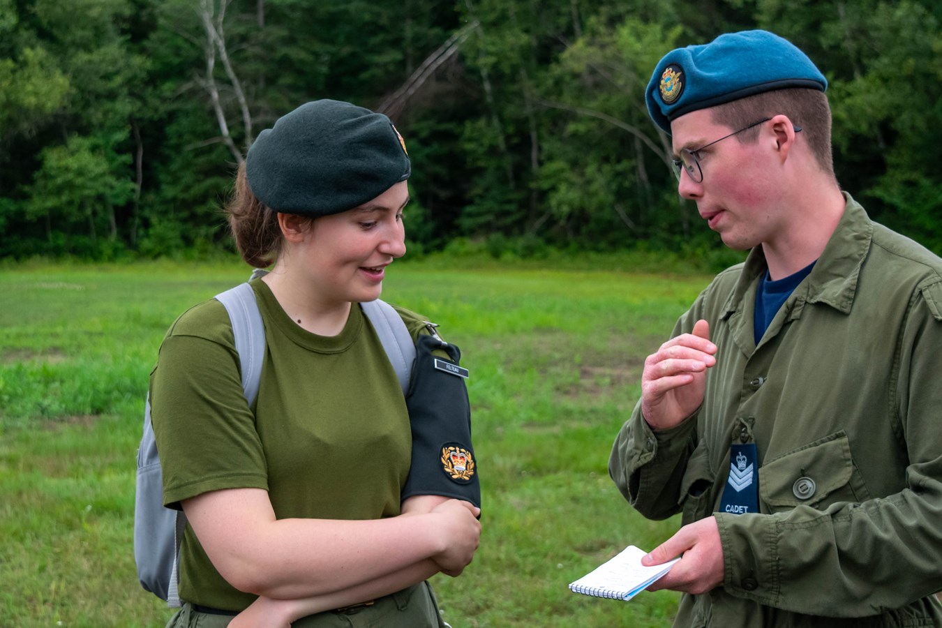 L’adjudant-maître Marianne Felteau répond aux questions d’un cadet-cadre du cours d’instructeur de tir à la carabine à air comprimé lors d’une période d’instruction le 16 juillet 2024.