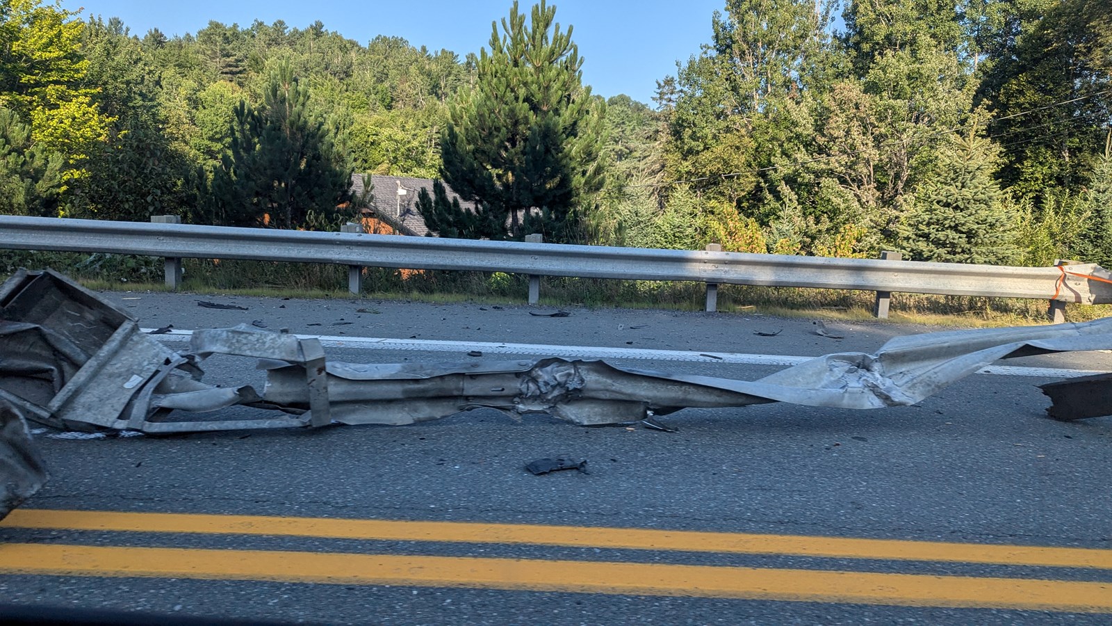 Saint-Georges : une voiture chute de plusieurs mètres sur la route 204