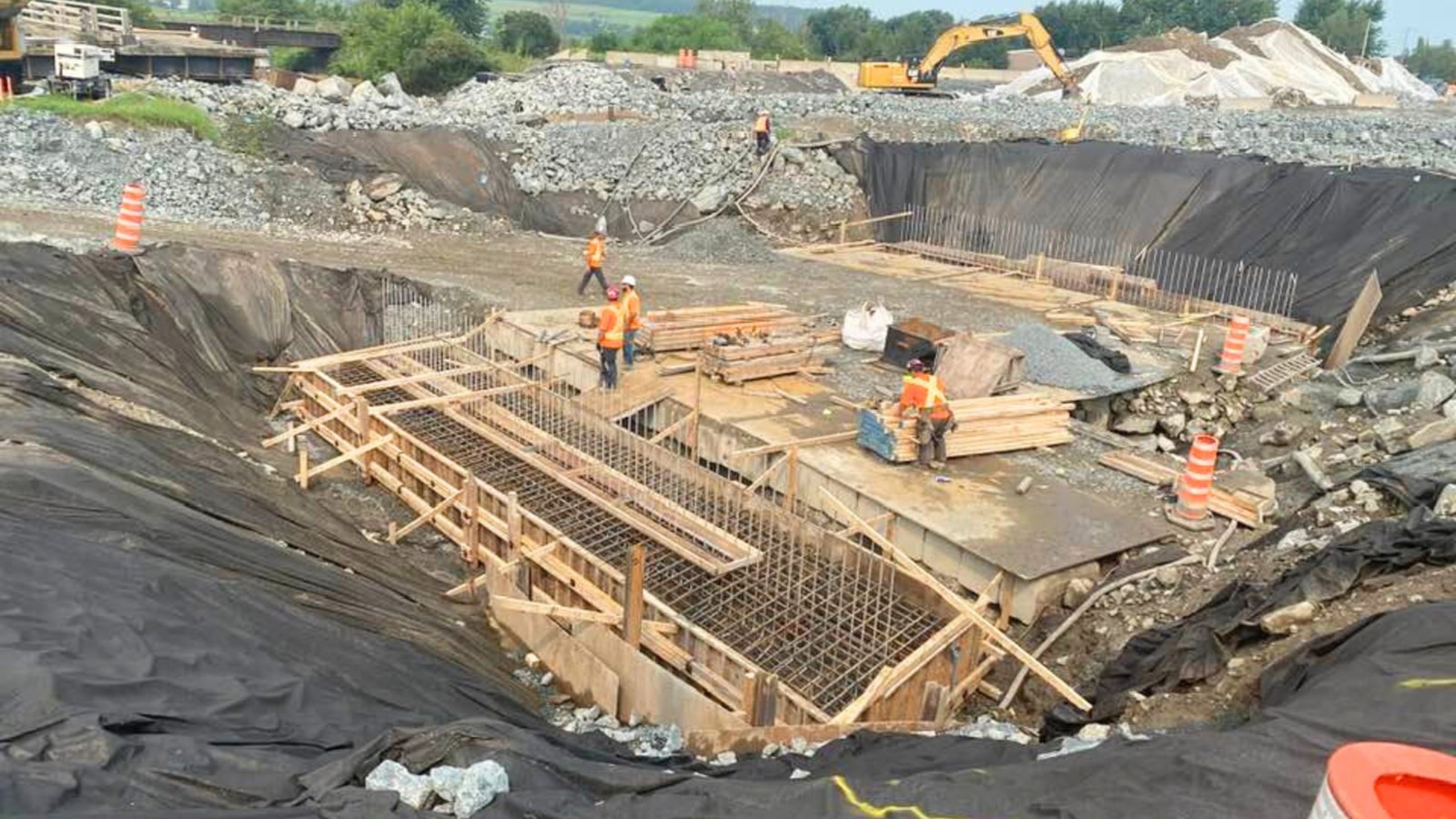 Les travaux de construction du nouveau pont permanent se poursuivent toujours, malgré la fermeture du pont temporaire.