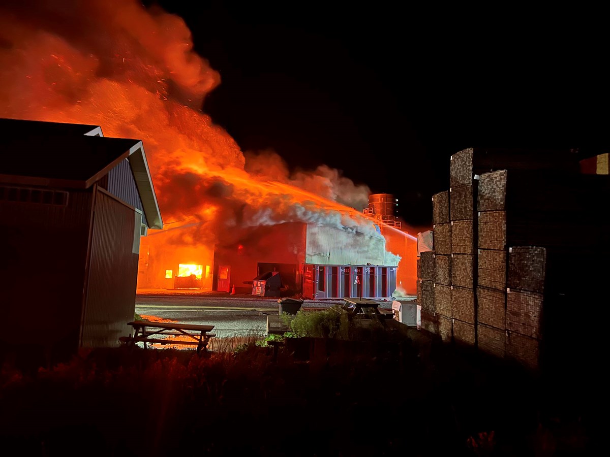Saint-Honoré-de-Shenley : un incendie majeur éclate à l'Usine Sartigan