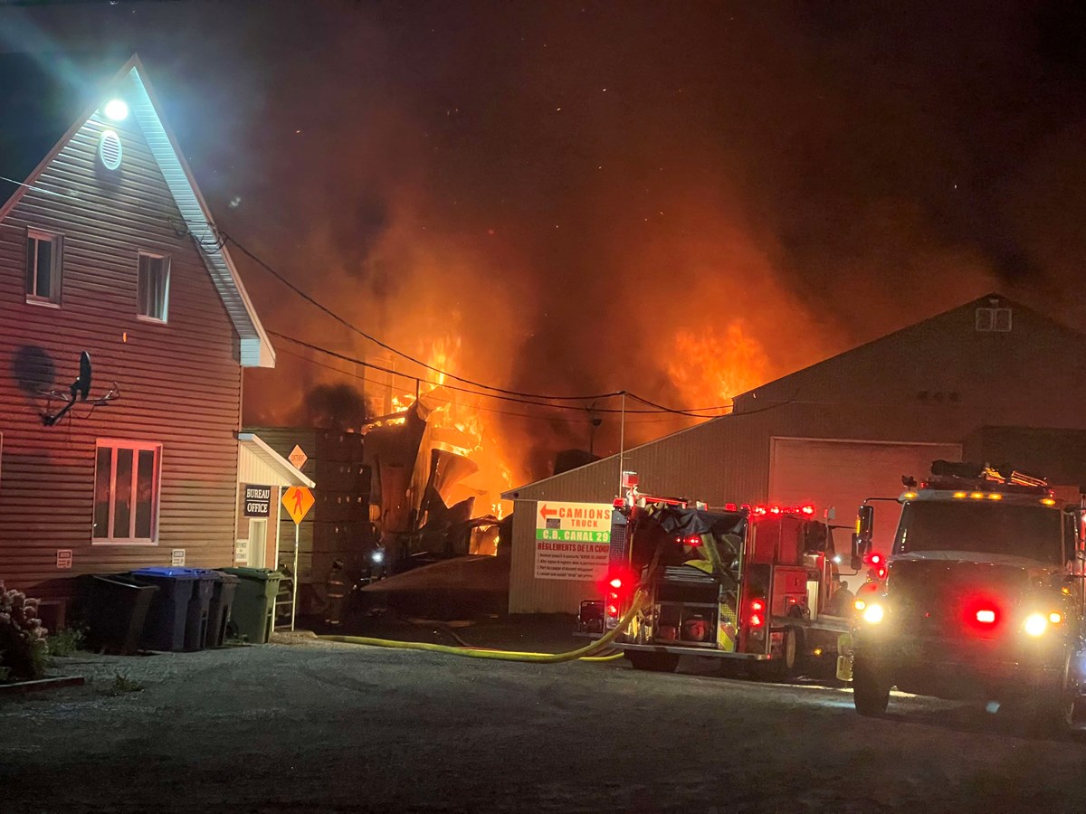 Saint-Honoré-de-Shenley : un incendie majeur éclate à l'Usine Sartigan