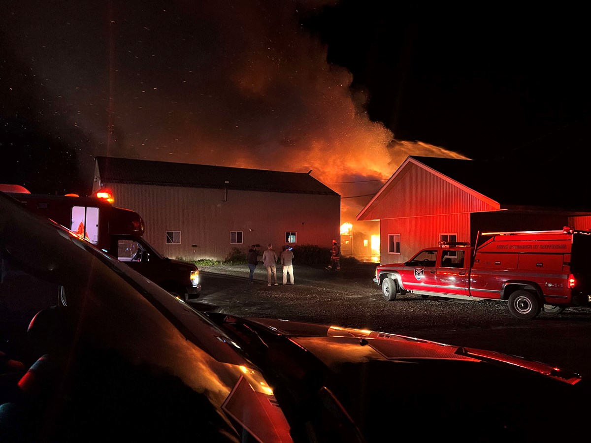 Saint-Honoré-de-Shenley : un incendie majeur éclate à l'Usine Sartigan