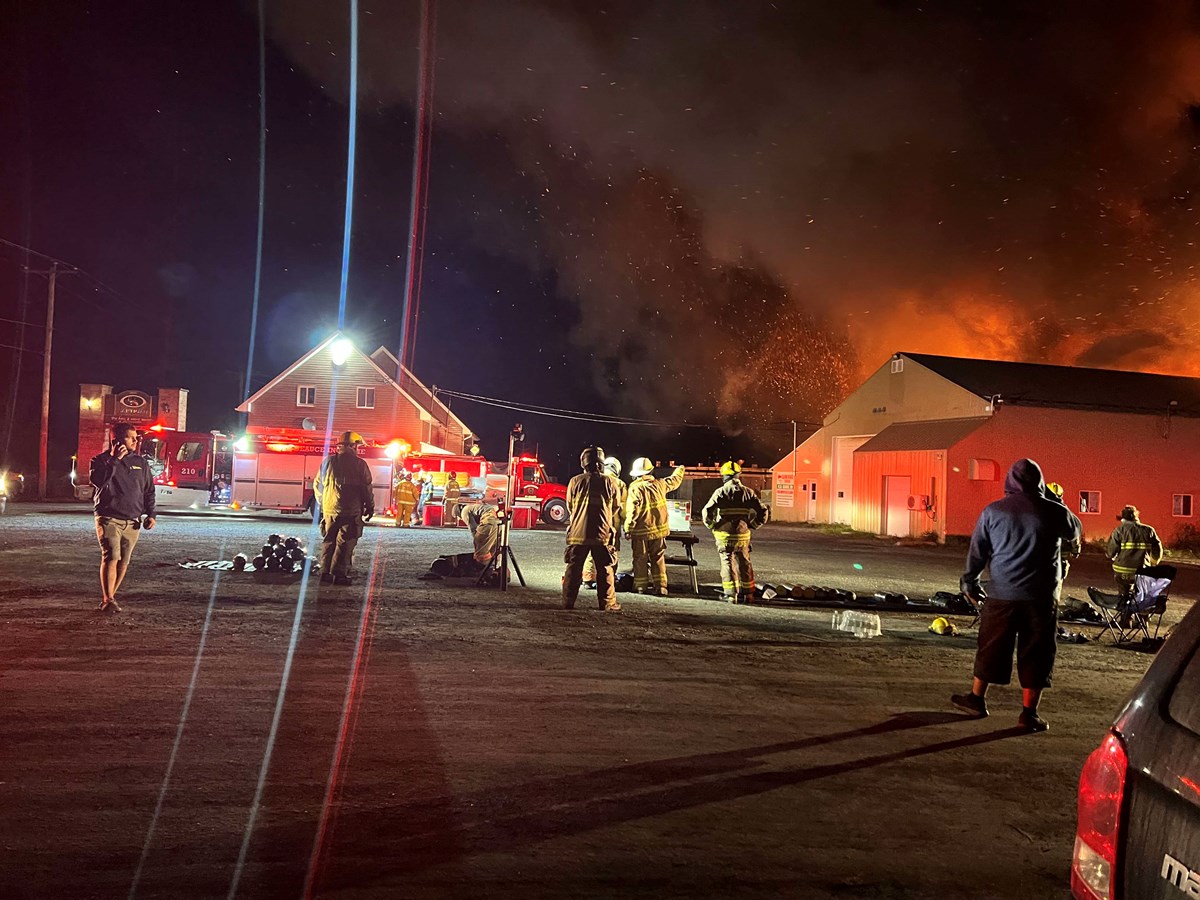 Saint-Honoré-de-Shenley : un incendie majeur éclate à l'Usine Sartigan