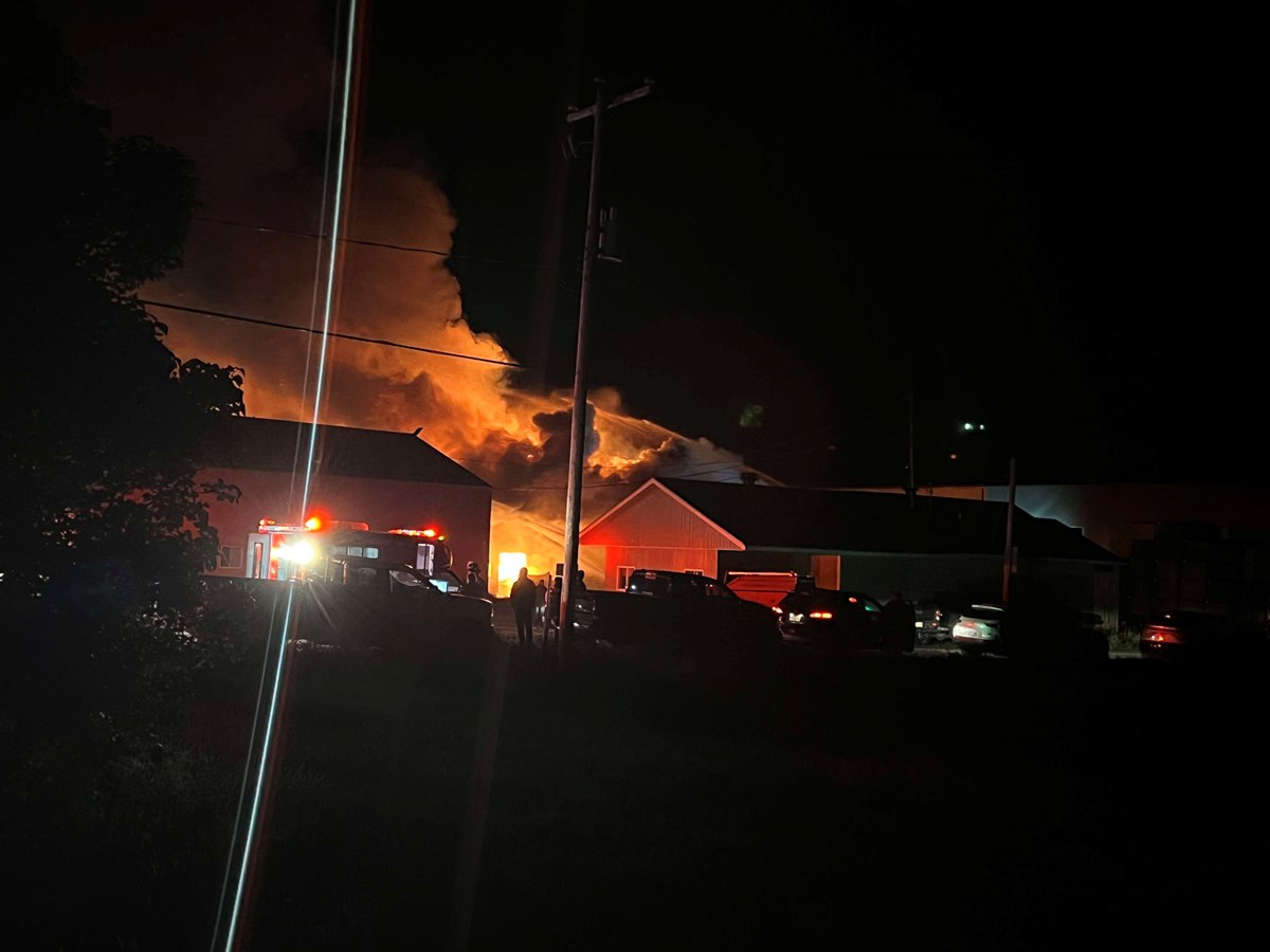 Saint-Honoré-de-Shenley : un incendie majeur éclate à l'Usine Sartigan