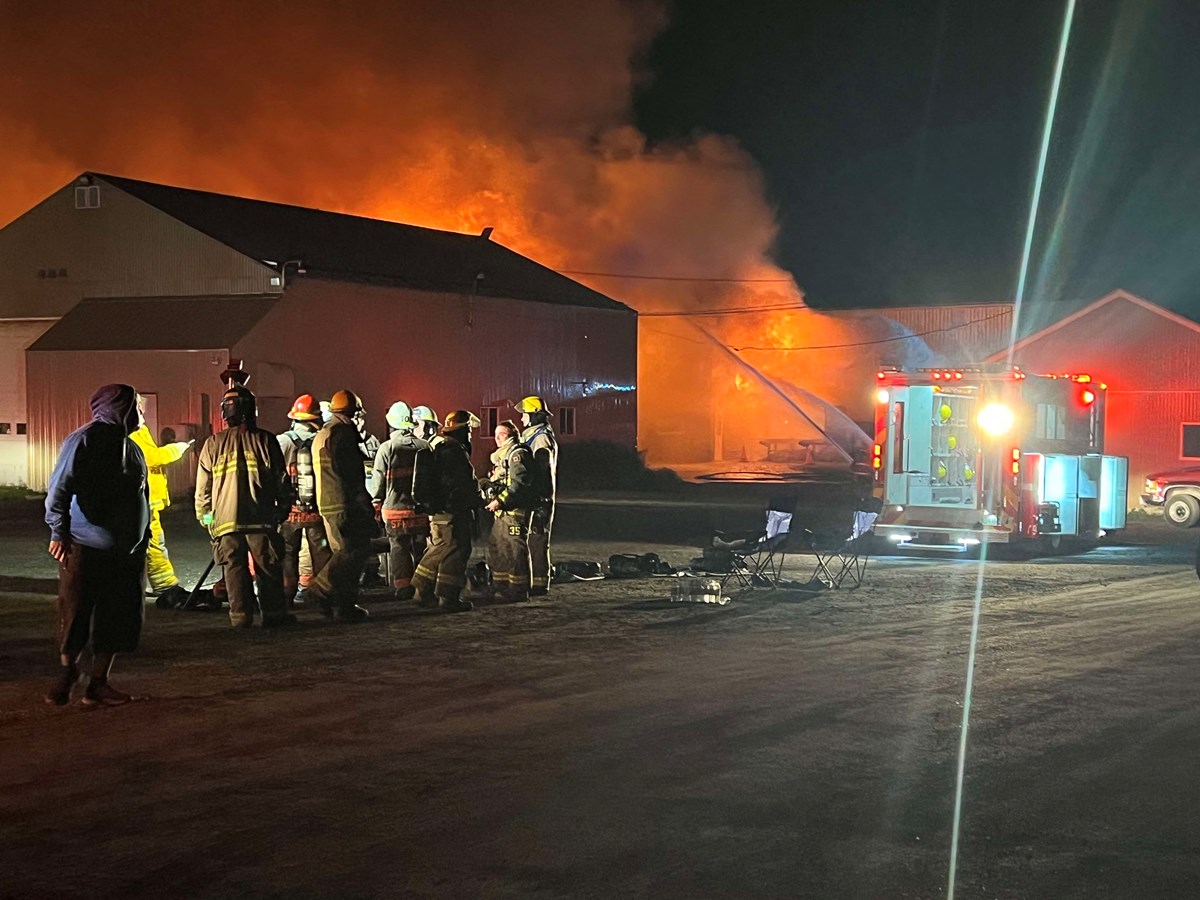 Saint-Honoré-de-Shenley : un incendie majeur éclate à l'Usine Sartigan