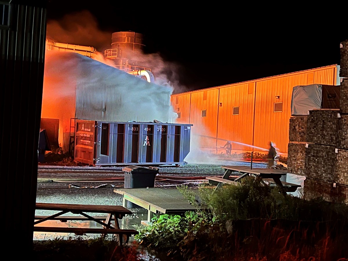Saint-Honoré-de-Shenley : un incendie majeur éclate à l'Usine Sartigan