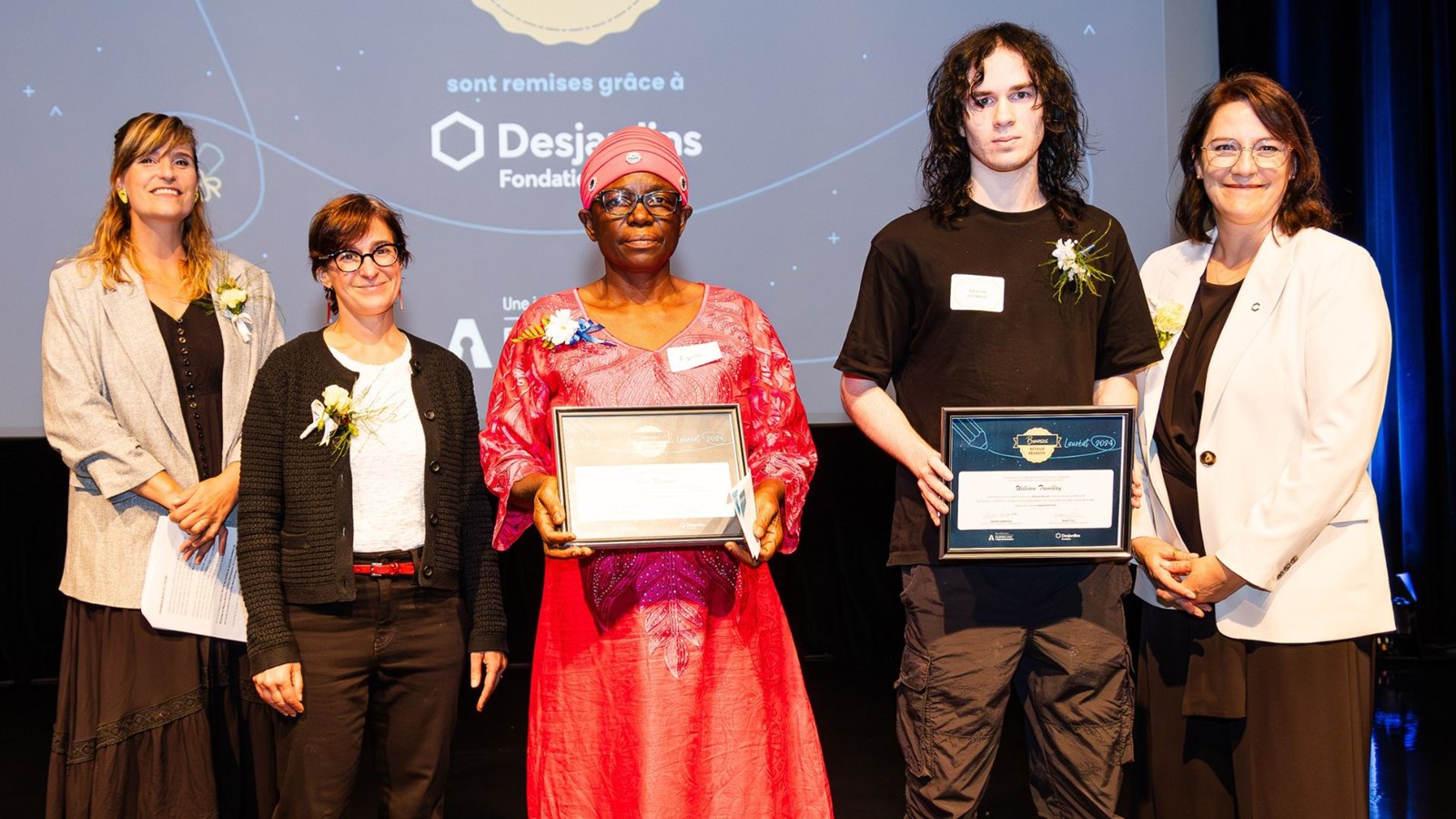 William Tremblay (2e à partir de la droite), lors de la remise des bourses, en compagnie de Salomé Corbo, co-porte-parole de la Fondation pour l'alphabétisation, Marie-Ève Gingras, membre du comité de jury, Agnes Nizigama, lauréate du Centre de services scolaires Marguerite-Bourgeoys et Nancy Lee, directrice générale de la Fondation Desjardins.