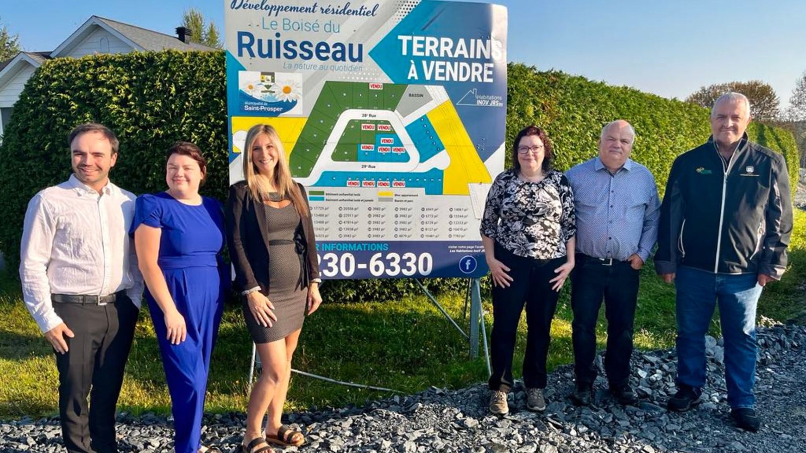 De gauche à droite, Marc-Antoine Poulin et Rosemarie Poulin, fils et fille du promoteur, Maryane Bélanger, directrice générale de la Municipalité de Saint-Prosper, Sybille Brochu, promotrice, Jean-René Poulin, promoteur, et Alain Maheux, maire.