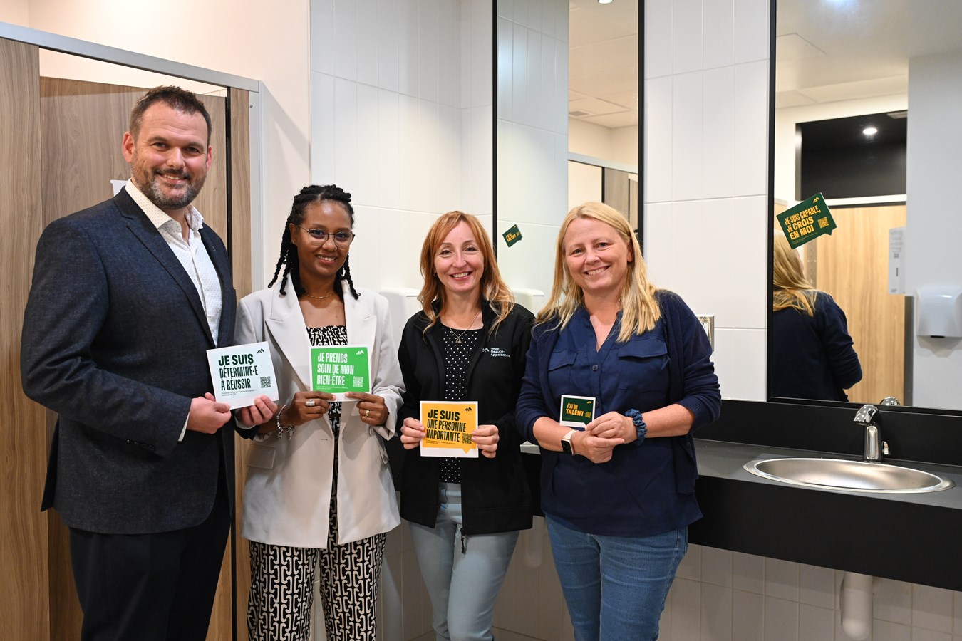 De gauche à droite :  Jean-Philippe Vachon, directeur des études et de la vie étudiante du Cégep, Fabienne Delanne, diplômée de Techniques d’éducation à l’enfance, Audrey Michaud, enseignante de Techniques d’éducation à l’enfance et Sophie Cliche, Directrice adjointe des études et de la vie étudiante du Cégep.