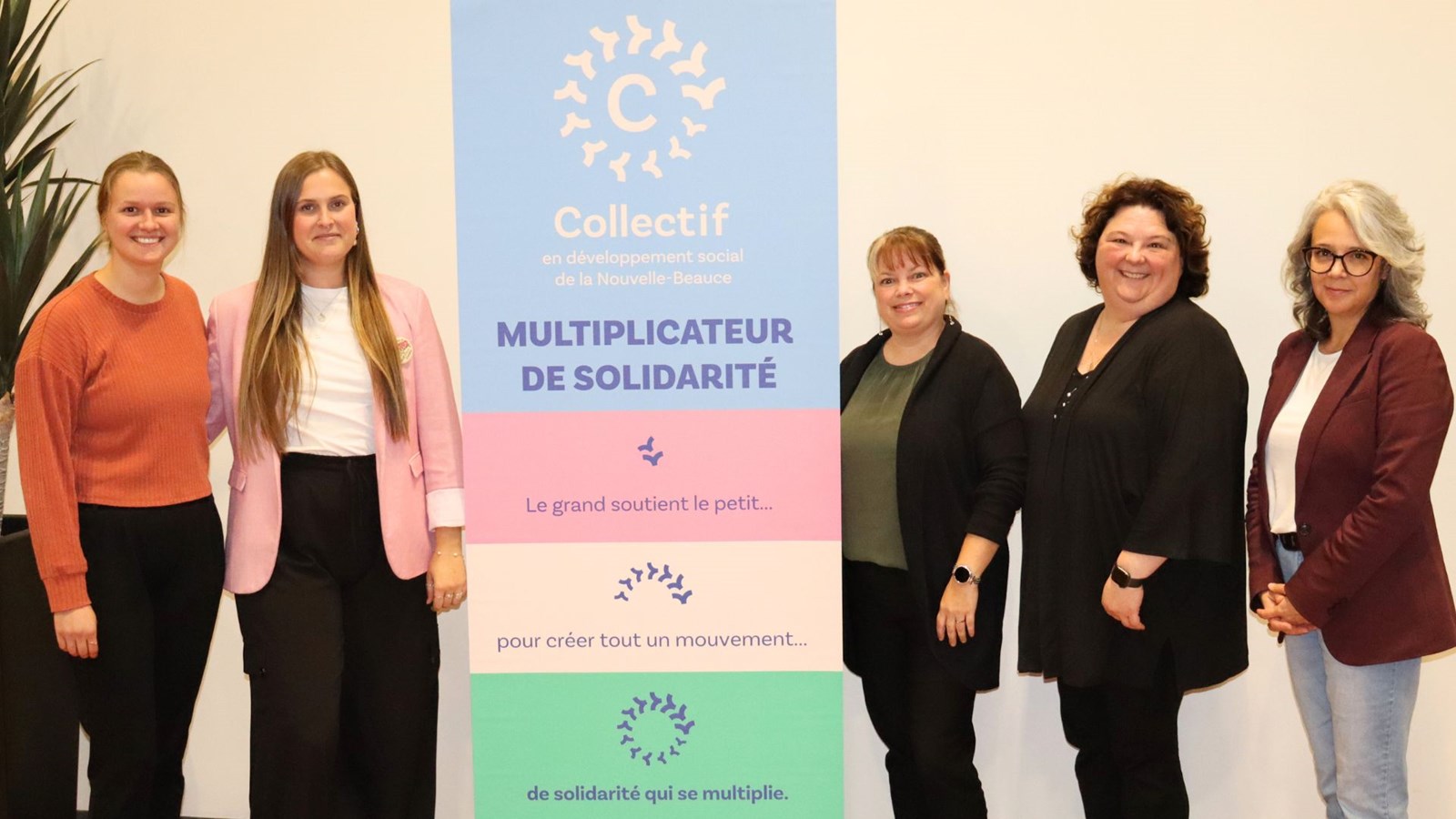 Dévoilement du nouveau logo: de gauche à droite, Florence Nappert, organisatrice communautaire au CISSS de Chaudière-Appalaches, Frédérick Dufour, agente de développement à la CDC Beauce-Etchemins, Maud Provençal, organisatrice communautaire au CISSS de Chaudière-Appalaches, Marie Josée Bolduc, directrice générale au CJE de Beauce-Nord et Marie-France-Vallée, agente de développement territorial à la MRC de La Nouvelle-Beauce.