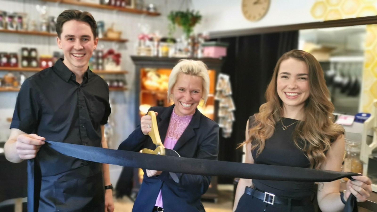 La propriétaire de La Miellerie de Sophie, Sophie Roy, avec ses acolytes du restaurant La Ruche & Gourmandises, Jérémie Lessard, et Noémie Richter.