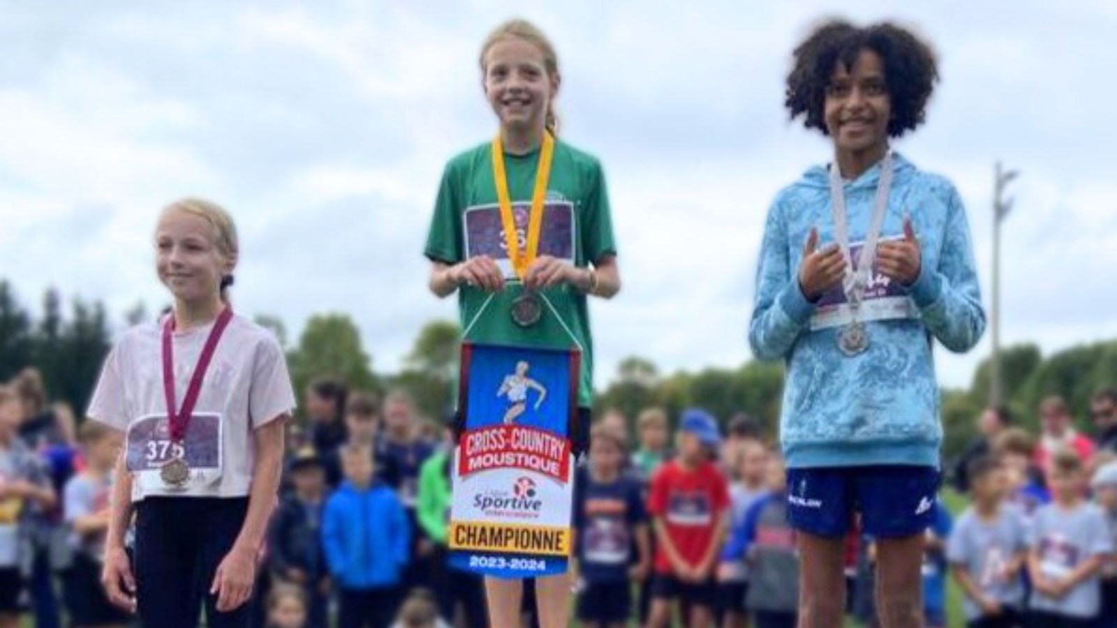 Podium Moustique féminin (2 km): 1- Florence Veilleux/Deux-Rives (Lacroix), 2- Yasmine Essaai DiDeux-Rives (Aquarelle), et 3- Alicia DesjardinsDeux-Rives (Sittelles).