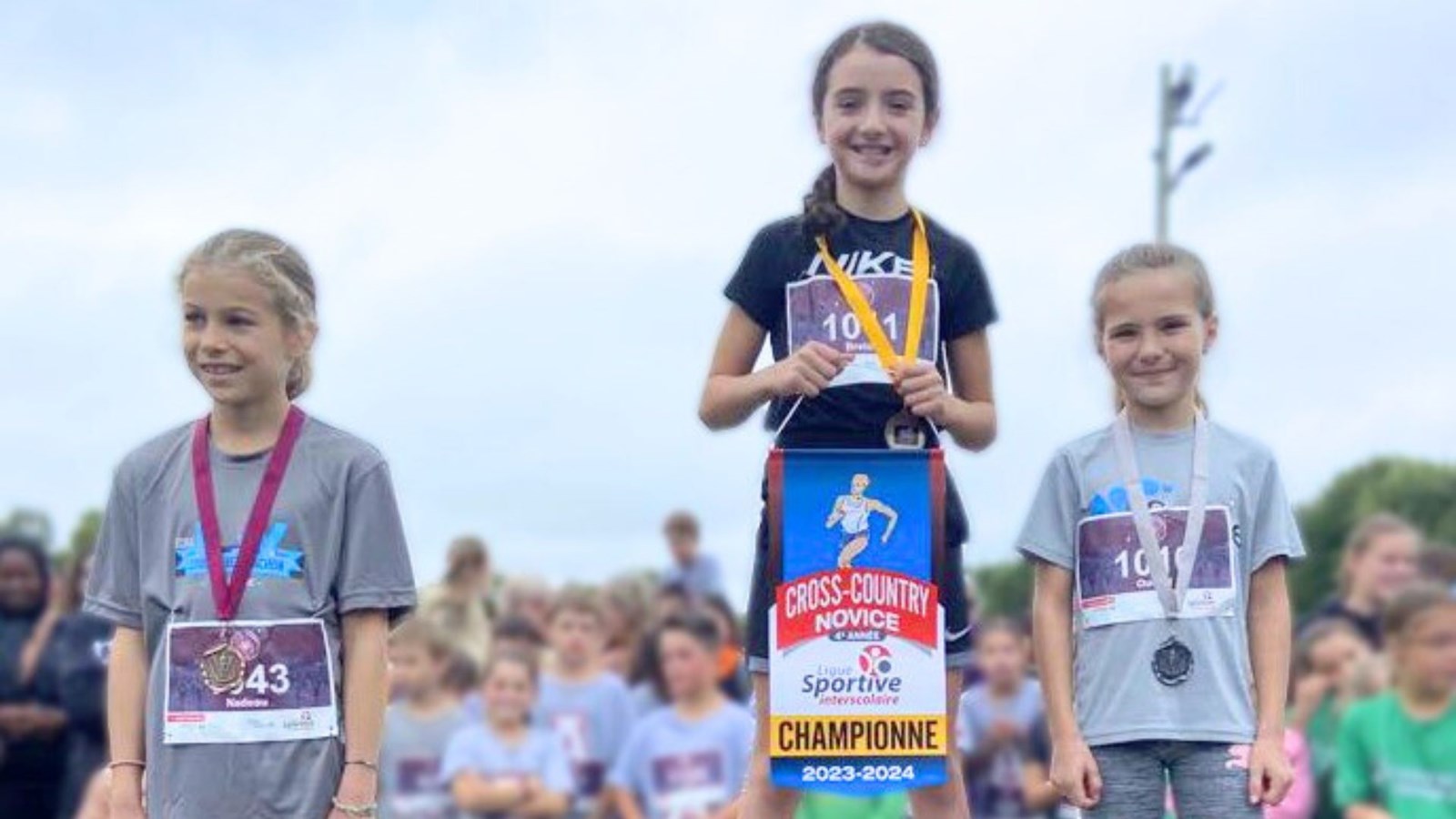Podium Novice féminin 4e année (1 km): 1- Clara Breton/La Source, 2- Arielle OuelletLa Source, et 3- Charlotte Nadeau/Louis-Albert-Vachon.