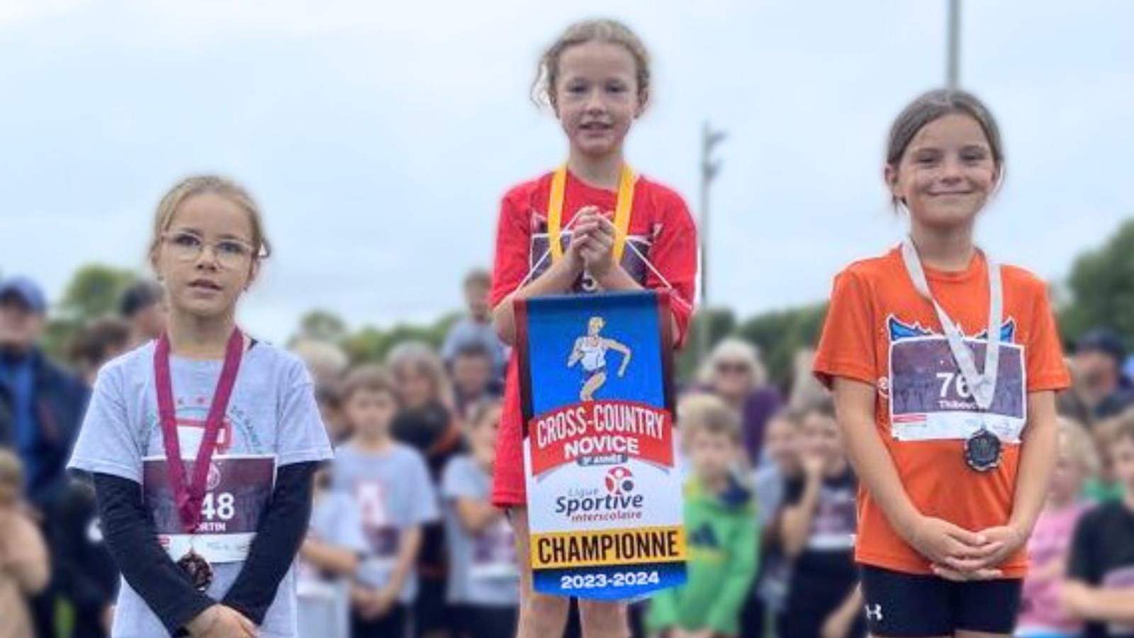Podium Novice féminin 3e année (1 km): 1- Camille Paré/L’Enfant-Jésus, 2- Noémie Thibouthot/Étincelle, et 3- Léa Fortin/L’Aquarelle de Saint-Bernard.