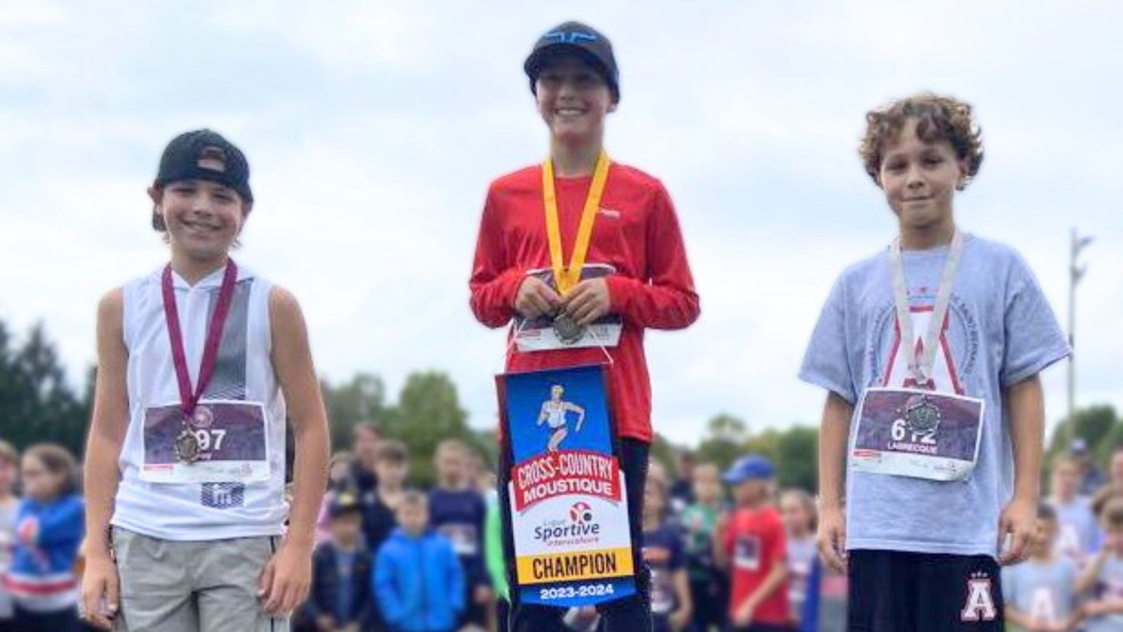 Podium Moustique masculin (2 km): 1- Jordan Breton/l’Astrale, 2- Malik Labrecque/L’Aquarelle de Saint-Bernard, et 3- Antoine Roy/La Découverte.