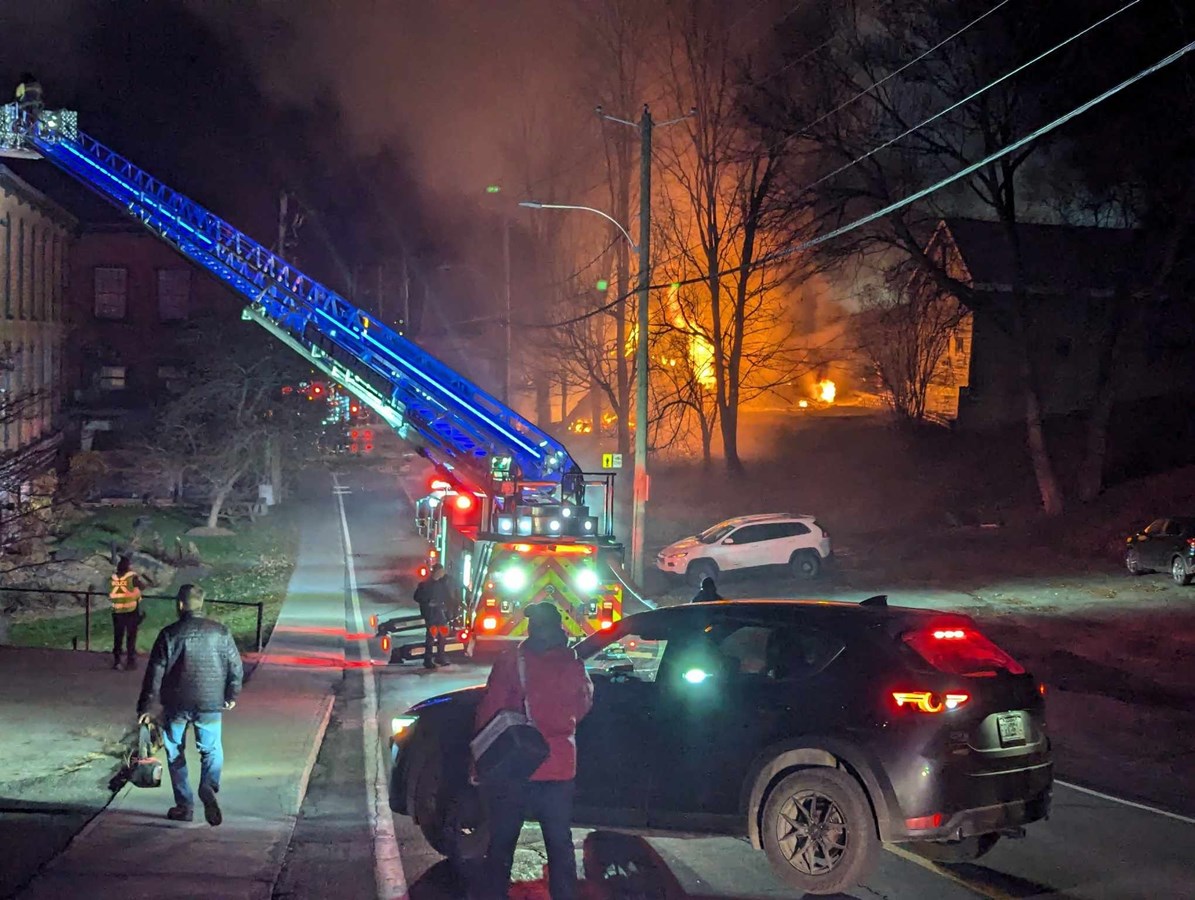 Un important incendie ravage une maison à Saint-Georges