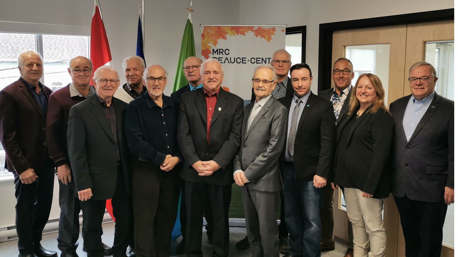 Plusieurs maires de la MRC, anciens et actuels, étaient présents pour visiter les locaux rénovés.