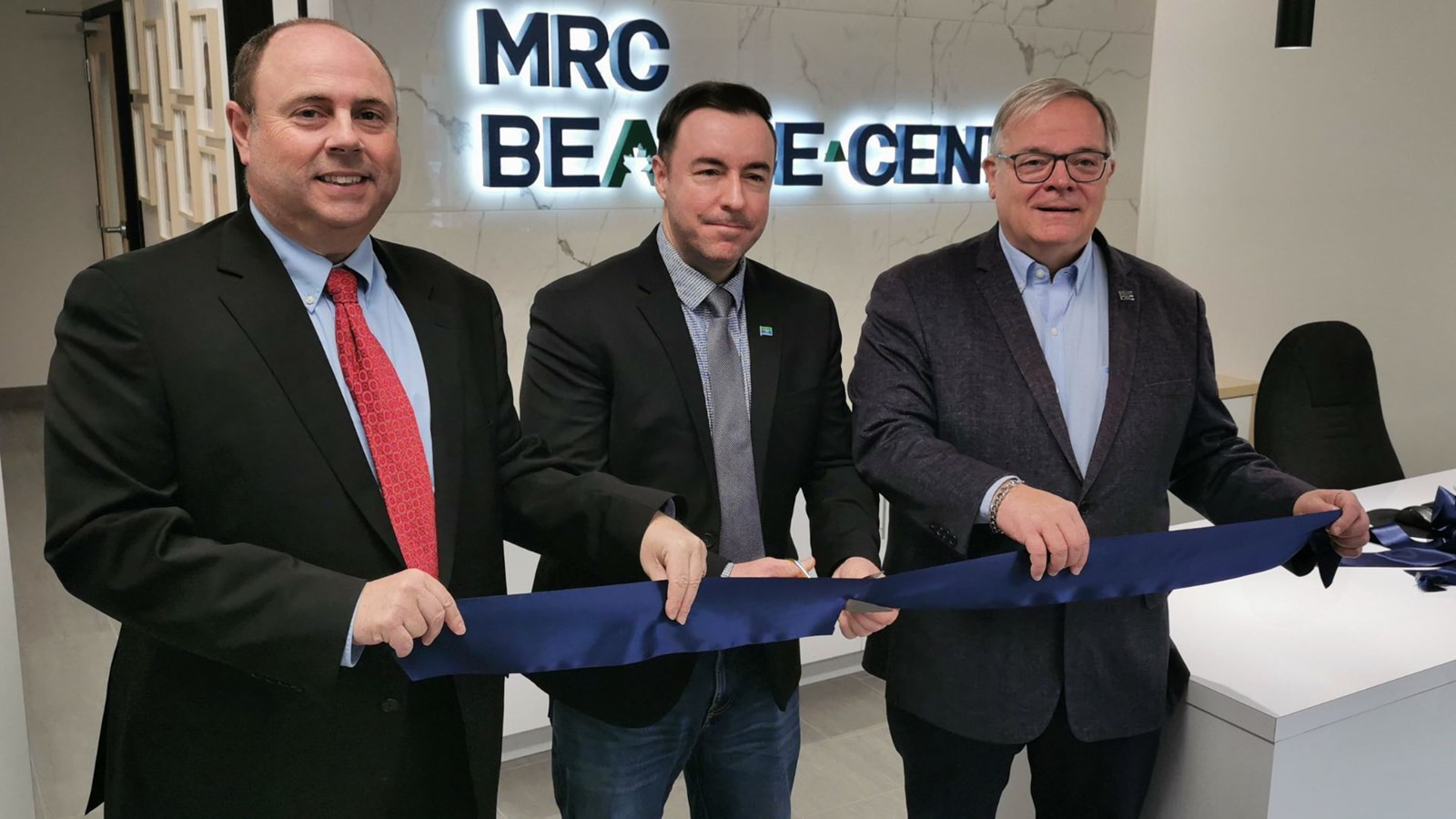 C'est le préfet de la MRC Beauce-Centre, Jonathan V. Bolduc, qui a procédé à la traditionnelle coupe du ruban, en compagnie du directeur général, Jacques Bussières, et du député de Beauce-Nord, Luc Provençal.