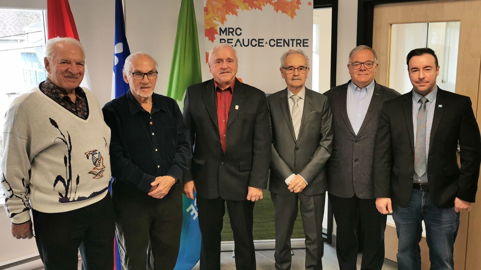 À l'extrême-droite, le préfet actuel, Jonathan V. Bolduc, en compagnie de ceux qui l'ont précédé dans la fonction, soit Gabriel Jacques, Marcel Veilleux, André Labbé, Jean-Rock Veilleux, et Luc Provençal.