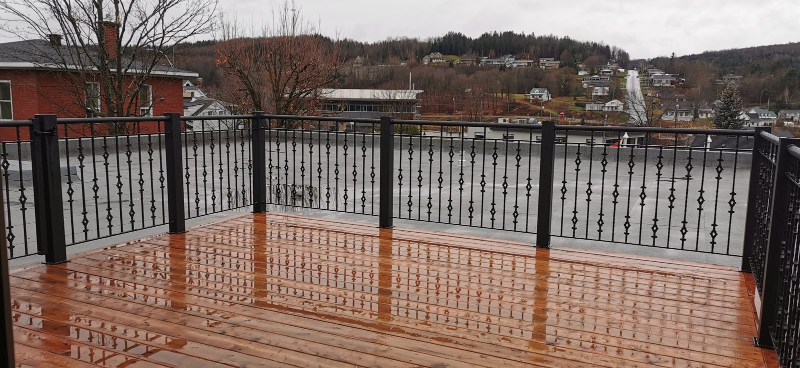 Une petite terrasse a été aménagée sur le toit.
