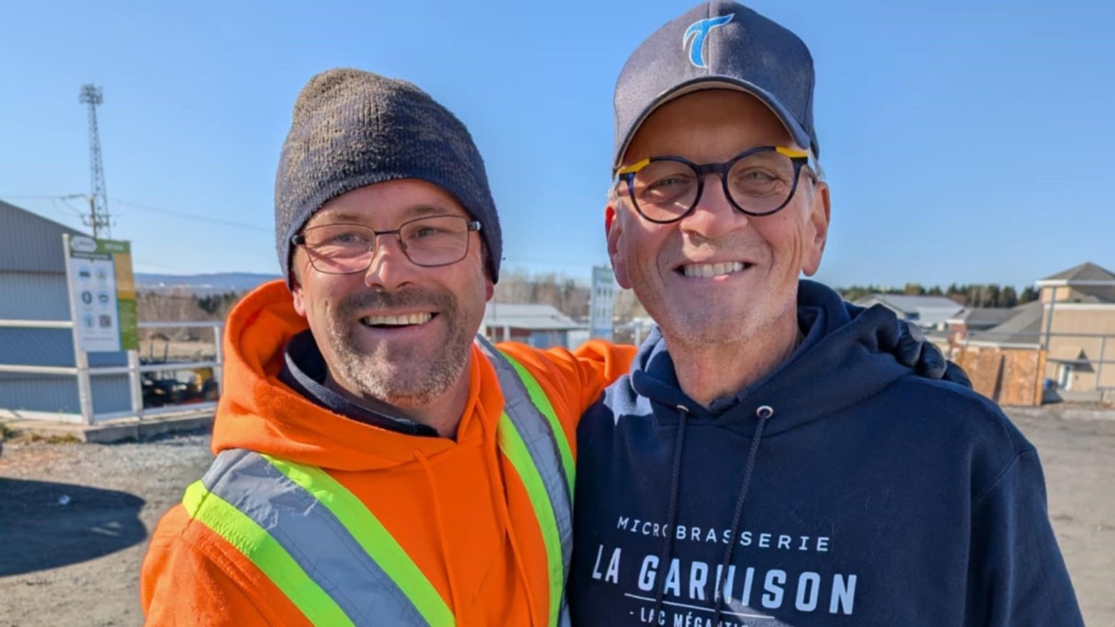 À gauche, Stéphane Lessard, préposé au site de dépôt, en compagnie de Jean-François Routhier, un des 6 200 visiteurs qui ont utilisé le site au cours de l'année 2024.
