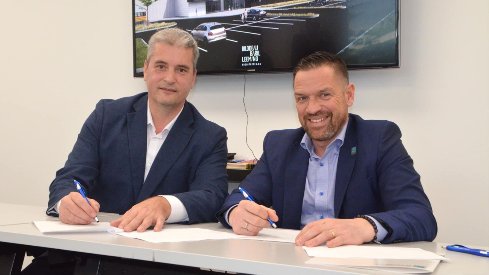 Le directeur général du groupe Marmax Consortium, Louis Simard, et le maire de Saint-Lambert-de-Lauzon, Olivier Dumais, ont signé ce matin l'entente pour le projet de construction d'un complexe sportif et événementiel dans la municipalité.
