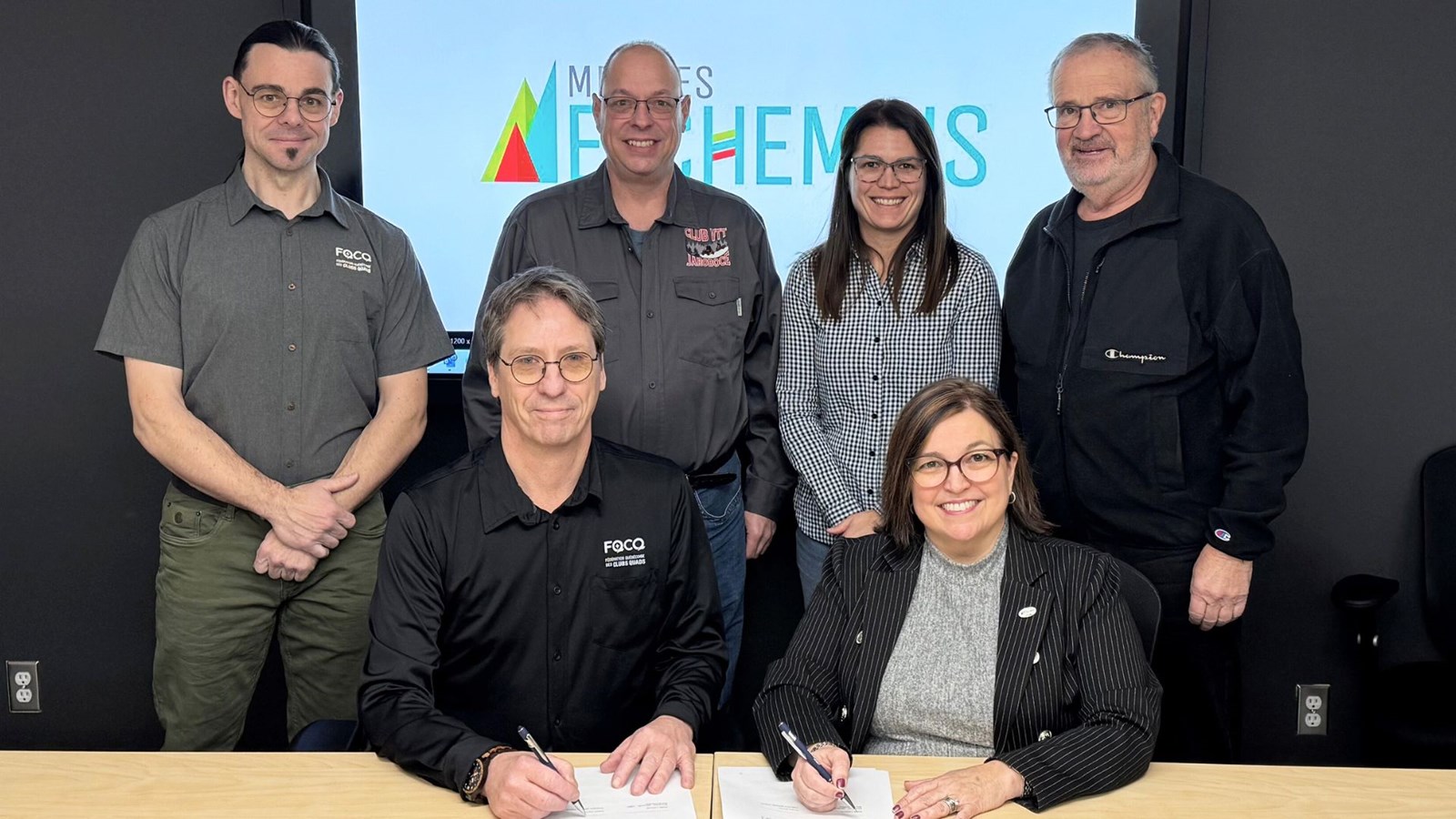 Les deux signataires de l'entente, Yohan Perron,directeur de la Fédération Québécoise des Clubs Quad (FQCQ) et Judith Leblond, directrice générale de la MRC des Etchemins, accompagnés de Julien Simard, agent de liaison de la FQCQ, Éric Vachon, président  du Club VTT Jaroboce, Émilie Bédard, conseillère en aménagement du territoire et en environnement de la MRC des Etchemins, ainsi que Camil Turmel, préfet de la MRC des Etchemins.